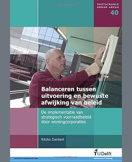 Balanceren Tussen Uitvoering En Bewuste Afwijking Van Beleid: De Implementatie Van Strategisch Voorraadbeleid Door Woningcorporaties